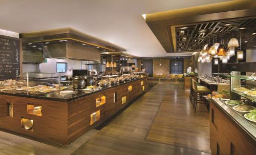 Makanan di atau berdekatan hotel