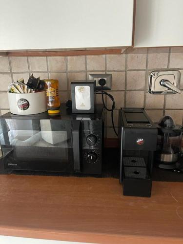 a microwave sitting on a counter in a kitchen at House Gaudio 38 in Sanremo