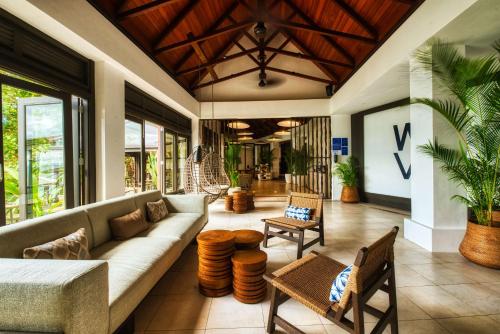 ein Wohnzimmer mit einem Sofa und einem Tisch in der Unterkunft Hilton Seychelles Northolme Resort & Spa in Beau Vallon