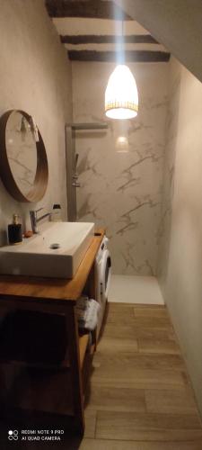 W łazience znajduje się umywalka i lustro. w obiekcie Casa Rural Puente de la Vicaria by Jaxun w mieście Yeste