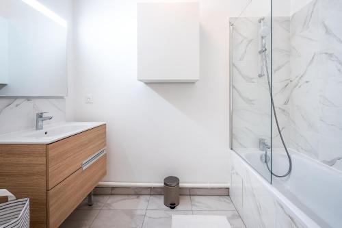ein Bad mit einem Waschbecken und einer Dusche in der Unterkunft Welcome to your cocoon near Paris in Arcueil