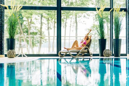 Bazén v ubytovaní Pirat Hotel & SPA-hotel z basenem alebo v jeho blízkosti