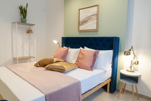 BARI SUPPA _ Terrace & Garden _ في باري: سرير عليه مخدات في غرفه
