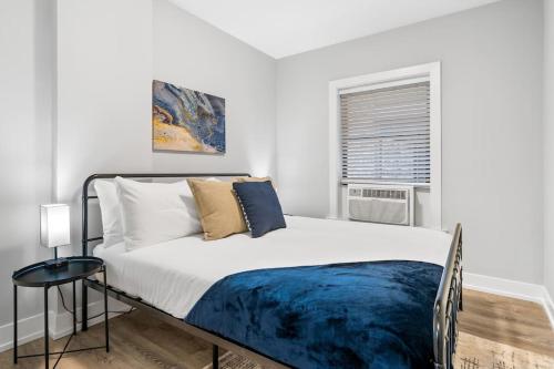 1 dormitorio con cama y ventana en 1-bedroom Chic Apartment with Laundry - Brompton 55-57 rep, en Chicago