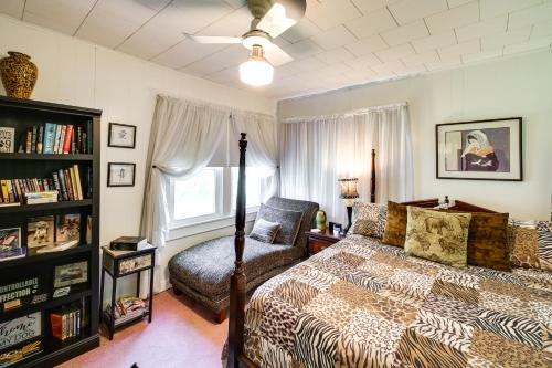 Ένα ή περισσότερα κρεβάτια σε δωμάτιο στο Hot Springs Vacation Rental about 2 Mi to Downtown