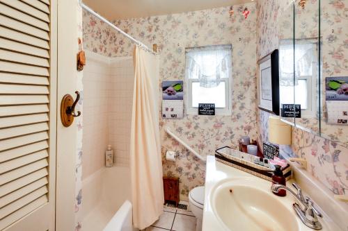 Ένα μπάνιο στο Hot Springs Vacation Rental about 2 Mi to Downtown