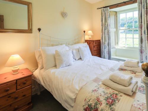sypialnia z dużym białym łóżkiem i oknem w obiekcie Ellis Howe w mieście Coniston
