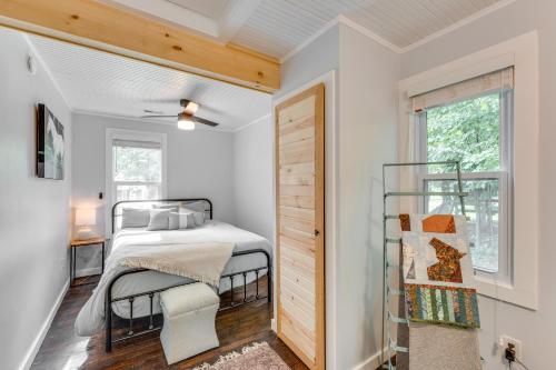 ein kleines Schlafzimmer mit einem Bett und einem Fenster in der Unterkunft Welcoming Williams Bay Cottage with Deck and Fire Pit! in Lake Geneva