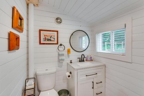 ein weißes Bad mit einem WC und einem Waschbecken in der Unterkunft Welcoming Williams Bay Cottage with Deck and Fire Pit! in Lake Geneva