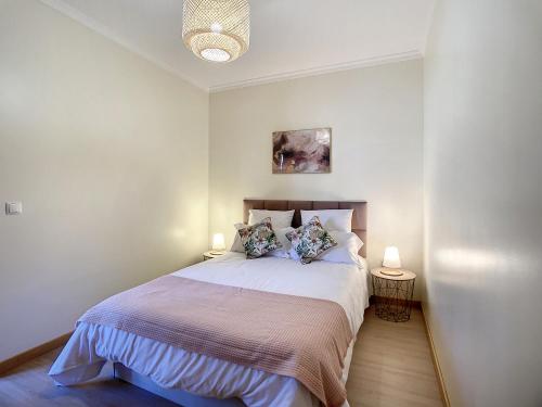 - une chambre avec un lit et 2 lampes dans l'établissement Sea & Mountain by Atlantic Holiday, à Funchal
