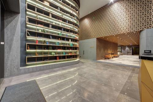Habitación grande con una pared de botellas de vino. en DoubleTree by Hilton Adana en Adana