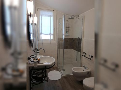 y baño con lavabo, ducha y aseo. en B&B Nadine en Forlì