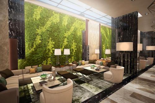 イスタンブールにあるDoubleTree by Hilton Istanbul - Piyalepasaの緑の壁のリビングルーム(ソファ付)