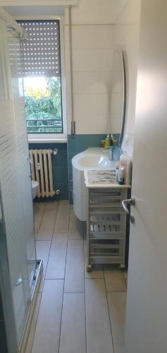 een badkamer met een bad, een wastafel en een spiegel bij Parkside Heaven Milano Affori in Milaan