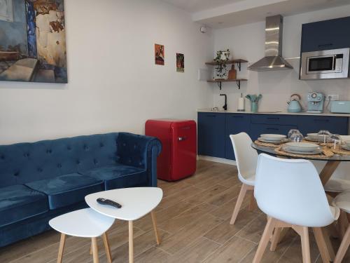 - un salon avec un canapé, une table et des chaises dans l'établissement Apartamento Inés y Manolo, à Cordoue