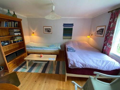 Ένα ή περισσότερα κρεβάτια σε δωμάτιο στο Little Guesthouse Cabin, Once Home to Lotta Svärd