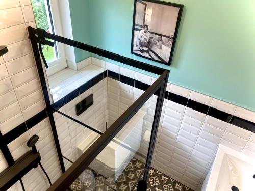 a staircase in a bathroom with a picture on the wall at Ferienwohnung Hus up Höcht in Langeoog