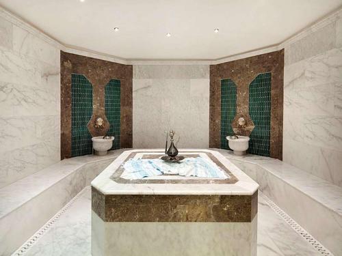 duża łazienka z 2 toaletami i umywalką w obiekcie DoubleTree By Hilton Avanos Cappadocia w mieście Avanos