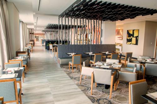 une salle à manger avec des tables et des chaises dans l'établissement Hilton Garden Inn Nairobi Airport, à Nairobi