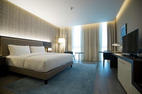 TV a/nebo společenská místnost v ubytování Doubletree By Hilton Pointe-Noire City Centre