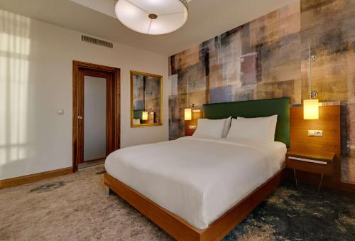 Una cama o camas en una habitación de Doubletree by Hilton Van