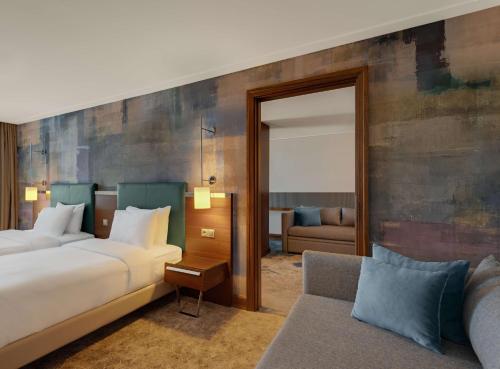 Una cama o camas en una habitación de Doubletree by Hilton Van