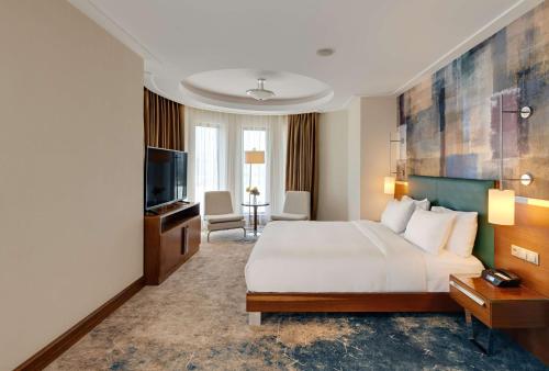 Una cama o camas en una habitación de Doubletree by Hilton Van