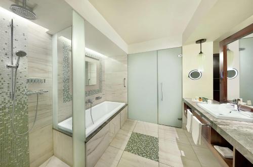 Hilton Windhoek tesisinde bir banyo