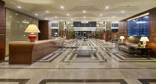 um lobby de um edifício com um lobby em DoubleTree by Hilton Istanbul-Avcilar em Istambul