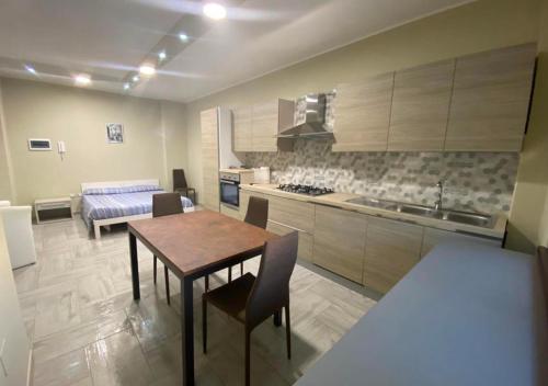 eine Küche und ein Esszimmer mit einem Tisch und einem Sofa in der Unterkunft Agriturismo I 3 Fratelli in Sala Consilina