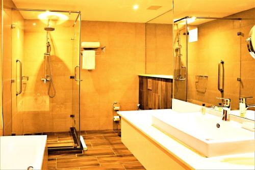 Koupelna v ubytování DoubleTree by Hilton Nairobi