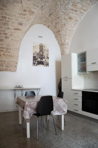 a kitchen with a table and chairs in a room at Relais del Marchese in Turi