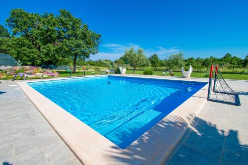 a swimming pool with blue water in a yard at Villa Afrodita in Pula-Istrien in Pula
