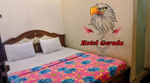 Giường trong phòng chung tại Hotel Garuda