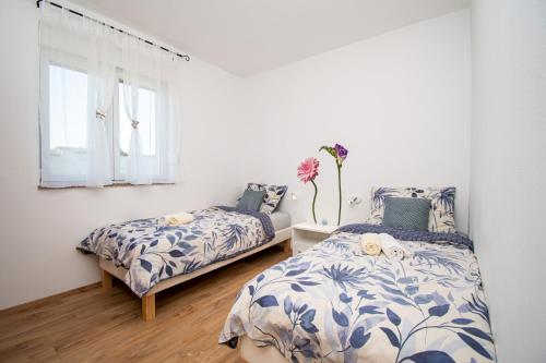 a bedroom with two beds and a window at Villa Afrodita in Pula-Istrien in Pula