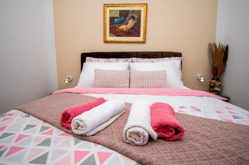 a bed with pink and white towels on it at Villa Afrodita in Pula-Istrien in Pula