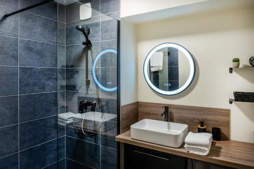 a bathroom with a sink and a mirror at Appart. T 1 Bis, centre ville, entièrement rénové in Lourdes