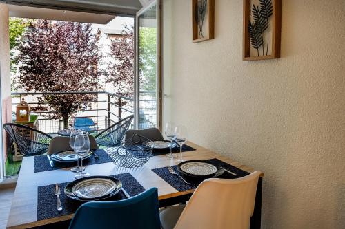 - une table à manger avec des verres et des assiettes dans l'établissement Appart. T 1 Bis, centre ville, entièrement rénové, à Lourdes