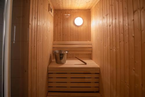 a sauna with a metal bucket on a wooden table at Trysil Alpin 40A in Trysil