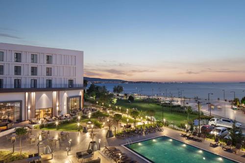 een luchtzicht op een hotel met een zwembad bij Doubletree By Hilton Canakkale in Canakkale