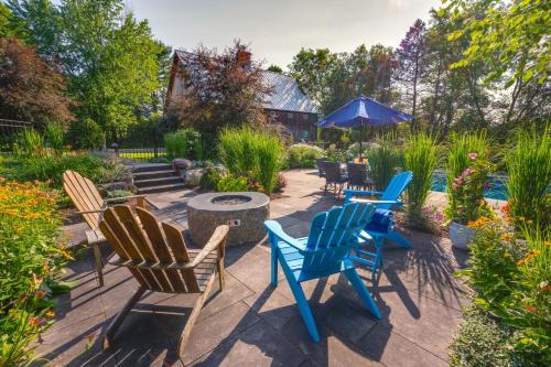 Κήπος έξω από το Upscale Arts and Crafts Bungalow with Yard, Pool!