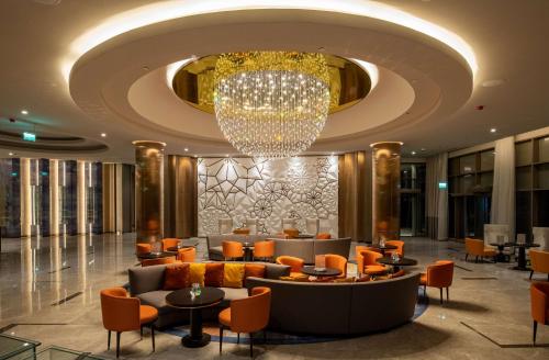 Hilton Mall Of Istanbul في إسطنبول: لوبي فندق ثريا