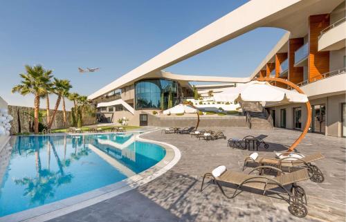 un complejo con piscina y un edificio en DoubleTree By Hilton Izmir Airport, en Izmir