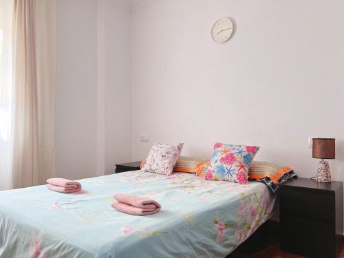 a bedroom with a bed with pink towels on it at 3 Habitación centro Huelva in Huelva