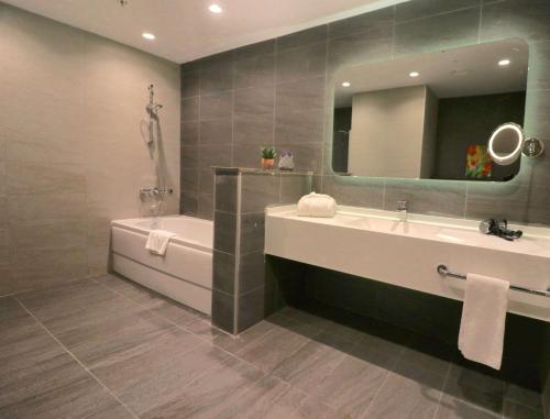Bilik mandi di DoubleTree by Hilton Ankara Incek