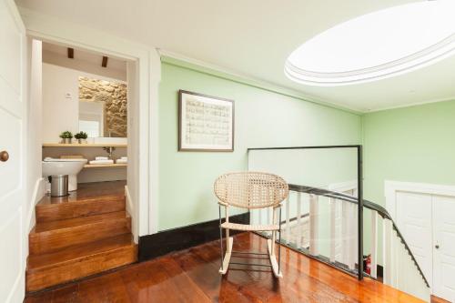 Habitación con escalera y silla en Casa Grande - Minho's Guest, en Braga