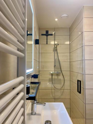 a bathroom with a sink and a shower at Rode Bosuil: thuiskomen op De Veluwe! in Otterlo