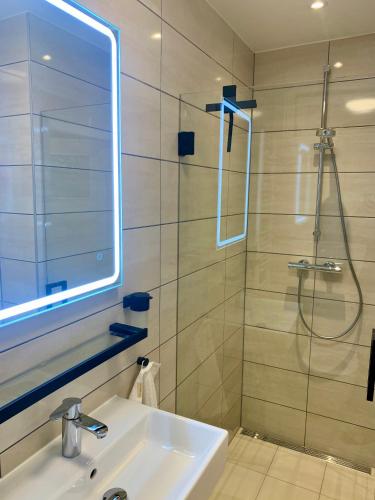a bathroom with a sink and a shower at Rode Bosuil: thuiskomen op De Veluwe! in Otterlo