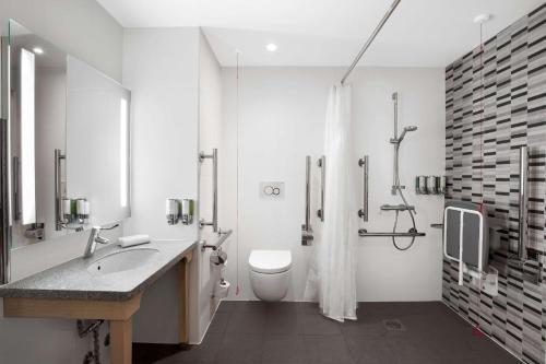 W łazience znajduje się toaleta, umywalka i prysznic. w obiekcie Hampton By Hilton Bristol Airport w mieście Redhill