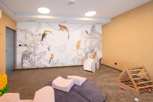 a room with a mural of birds on the wall at Apartamenty na Klifie Rewal in Rewal